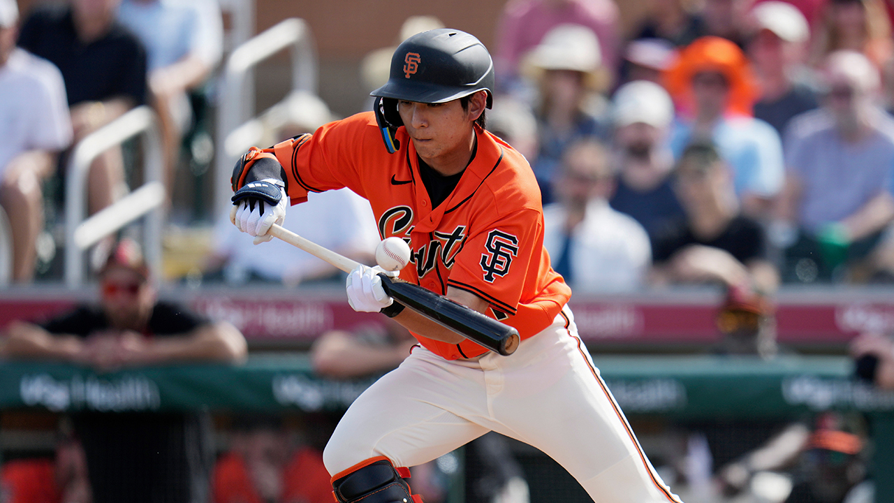 MLB 이정후, 2루타로 시즌 첫 안타…팀은 양키스에 개막 3연패