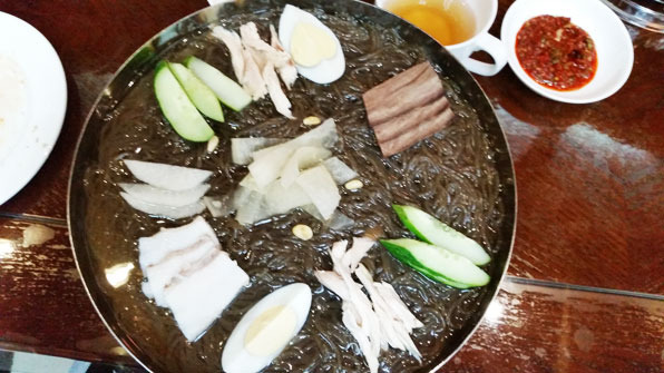 [취재후/못다한 평양 이야기] ⑤ 옥류관 vs 고려호텔…평양냉면 승자는?