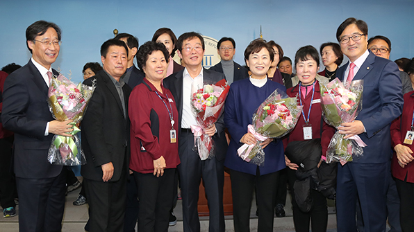 민주당, 국회 청소용역 노동자 직접 고용 축하