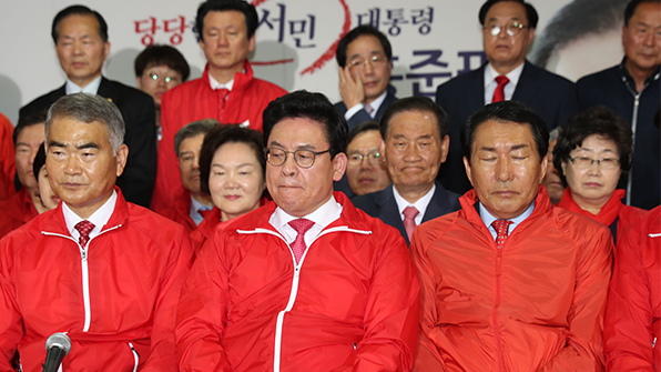 출구조사 결과 발표에 각 당 희비 교차