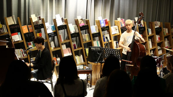 동네 서점의 변신, ‘책맥’을 아십니까?