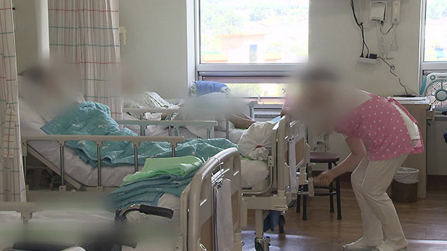 값싸게 취급받는 간병 노동…해법으로 제시된 공공돌봄