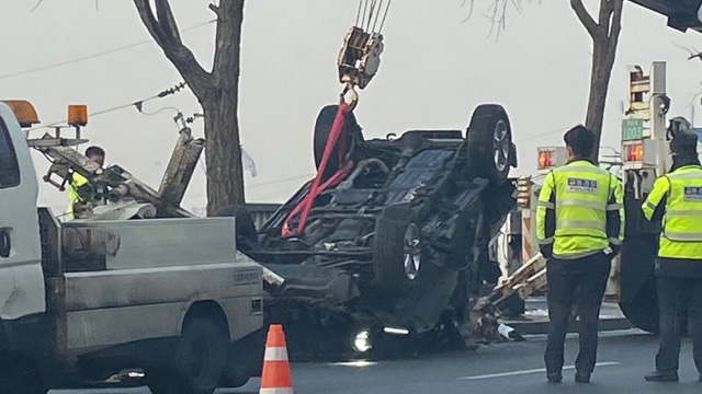 서울 남산 소월길서 달리던 SUV …차량 한 대 추락, 1명 다쳐