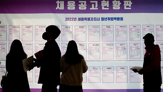 청년고용 떠받친 숙박·음식업…늘어난 일자리 70%는 임시·일용직