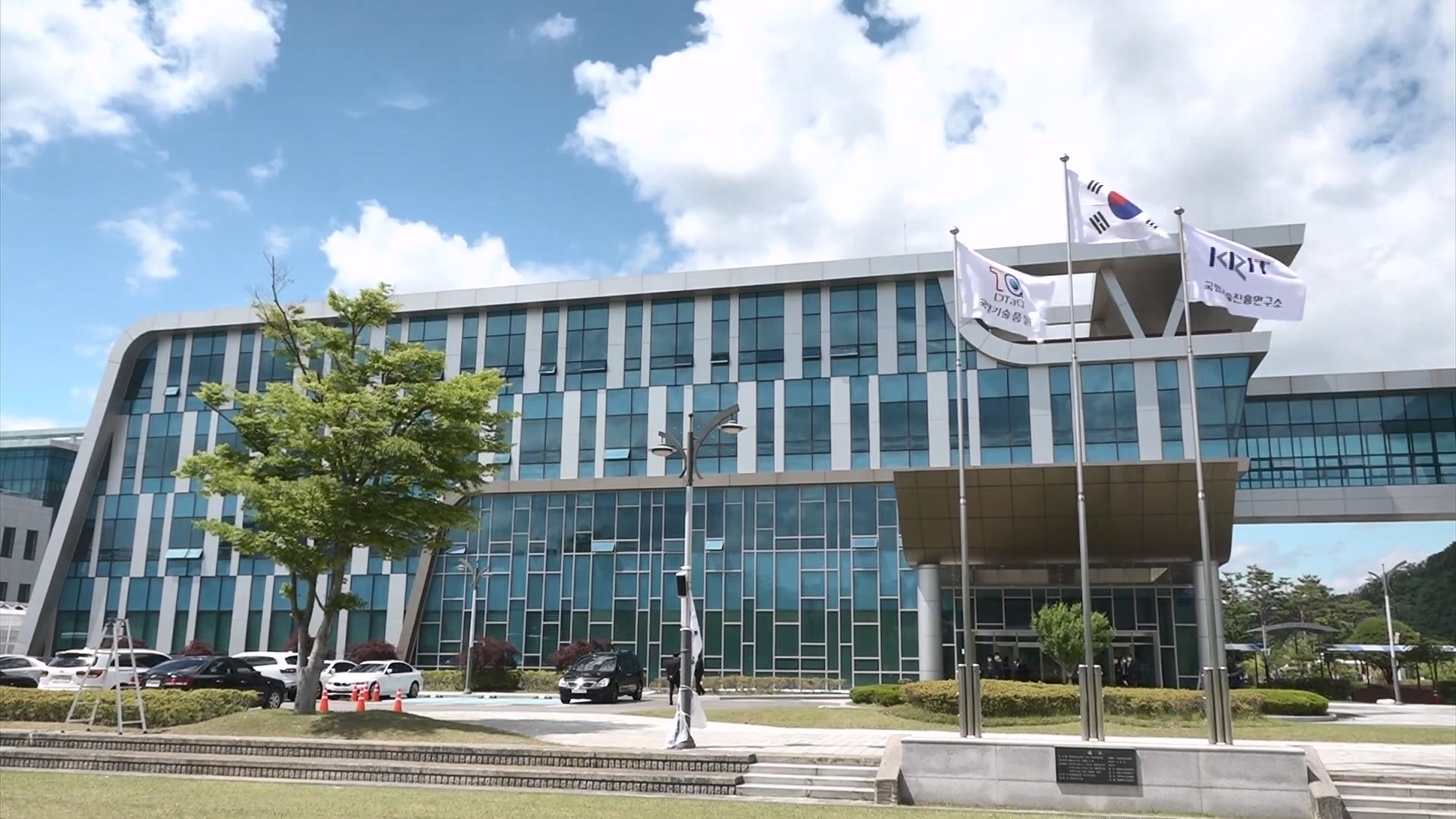 보육교사 여자친구가 국방 전문가?…12억짜리 용역 몰아준 연구원