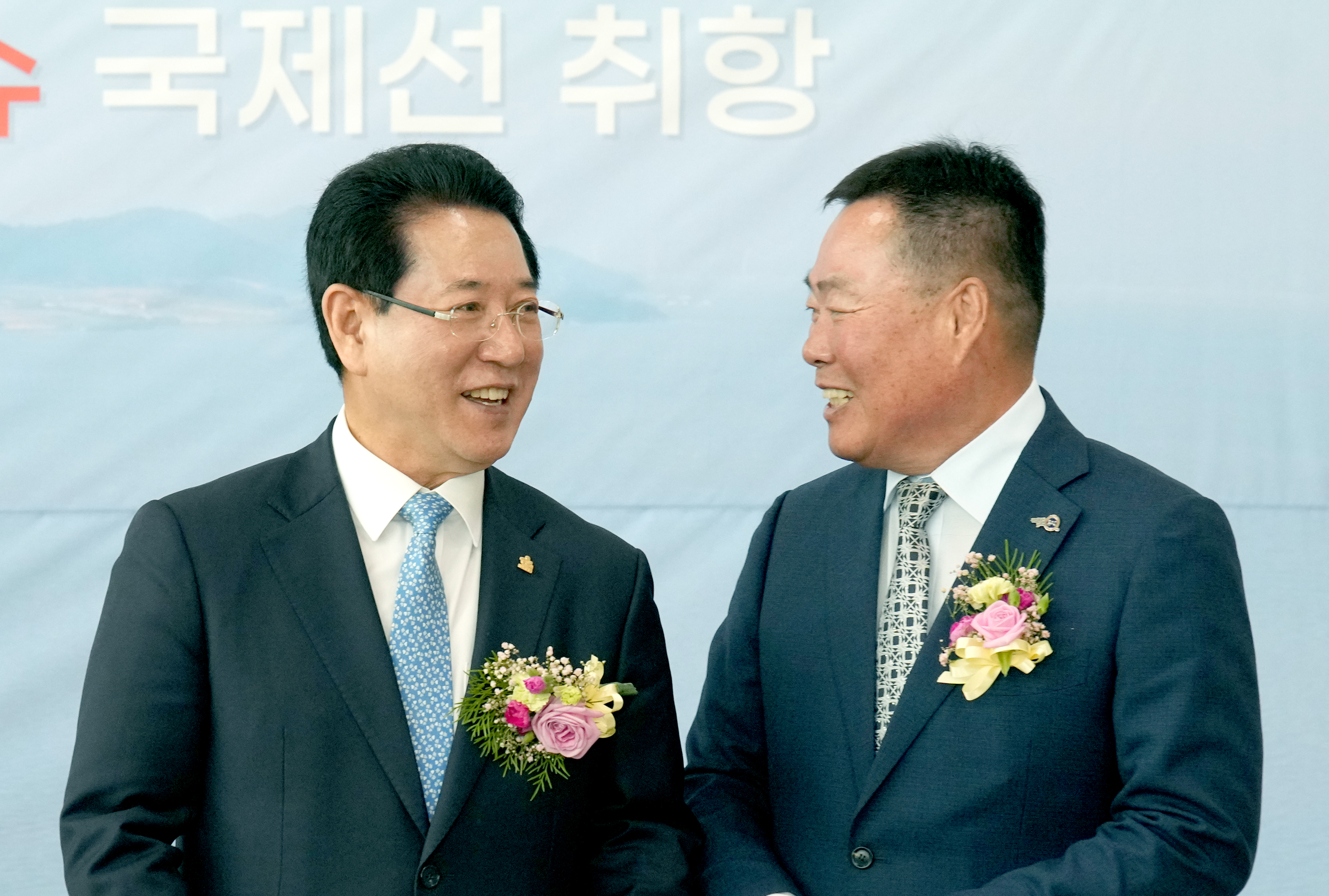 김영록 지사-김산 군수 “무안국제공항 활성화 협력”