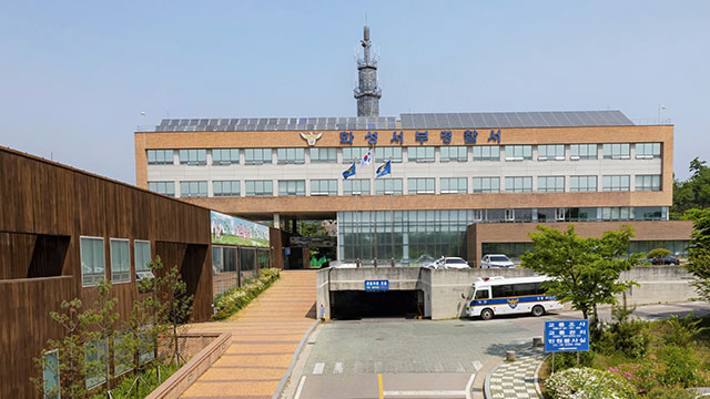 70대 운전자 승용차 식당으로 돌진…손님 1명 다쳐