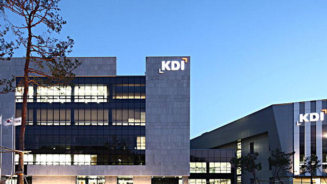 KDI, 올해·내년 성장률 모두 하향 조정…“내수 회복 지연·수출 타격”