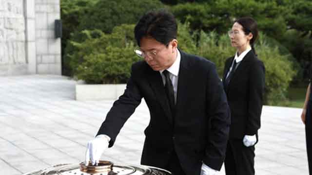 김영훈 고용노동부 장관, 모란공원 참배후 산업현장 불시 점검