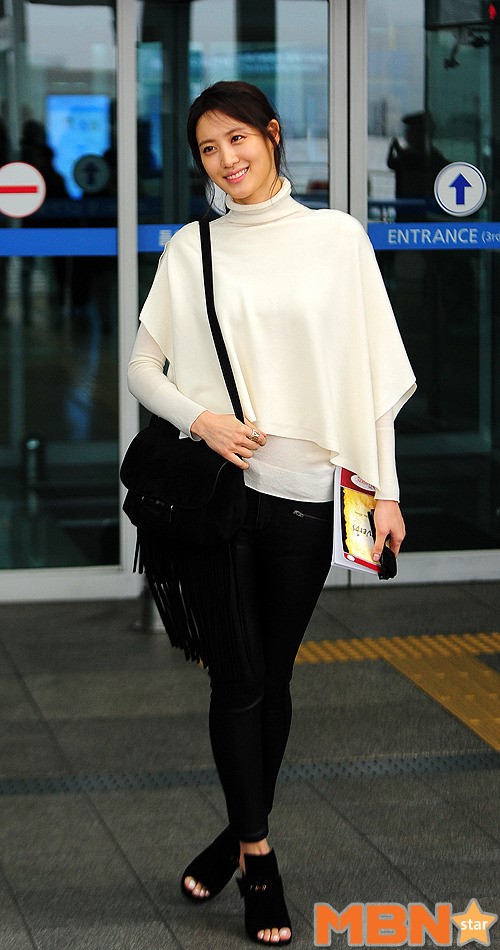 수현, `깔끔한 블랙앤 화이트 공항패션` [MBN포토]