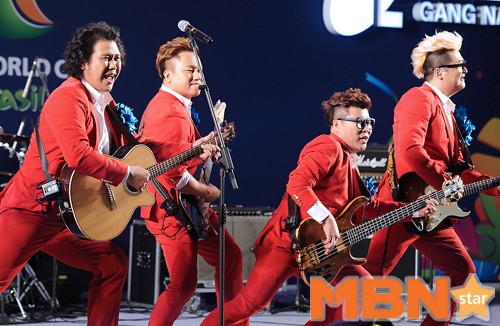 [대한민국-벨기에] 장미여관, `화끈한 무대`