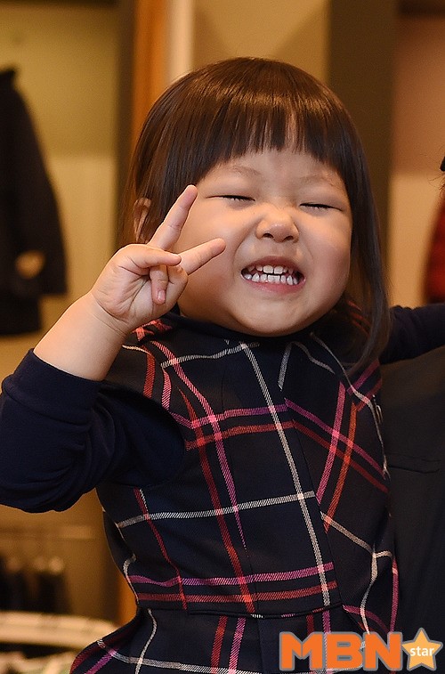 정웅인 막내딸 다윤이의 깜찍한 윙크와 브이! [MBN포토]
