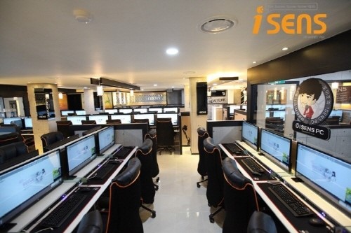 뜨는 pc방 창업 아이템 블루오션책상…예비 창업자들에게 인기!
