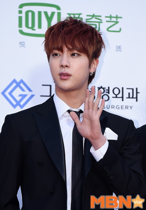 방탄소년단 진, `미남의 손인사!` [MBN포토]
