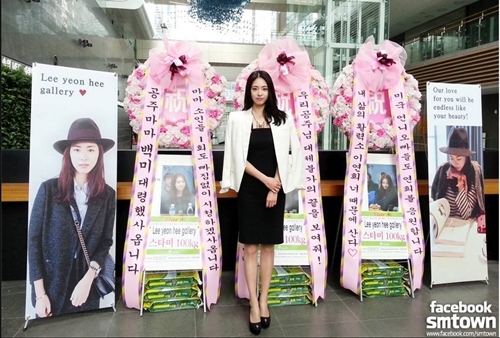 화정 이연희, 팬들이 보낸 화환과 함께 찰칵…마마, 본방 사수하겠사옵니다