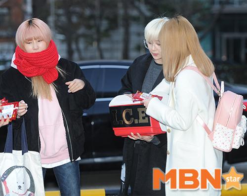 아이스 `아이스박스에서 핫팩 꺼내기` [MBN포토]