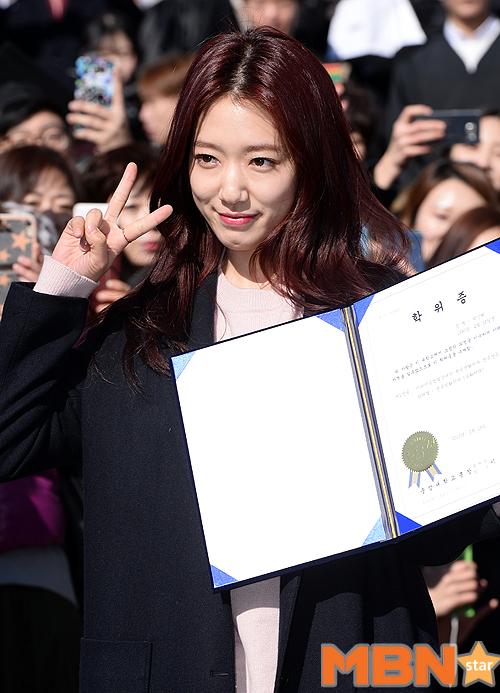 박신혜 `졸업장 들고 브이~` [MBN포토]