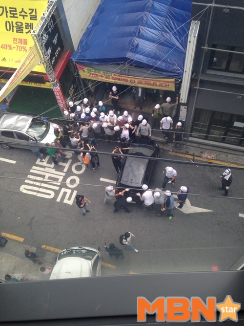 우장창창, 신사동 건물 ‘우장창창’ 2차 철거 강행 [MBN포토]