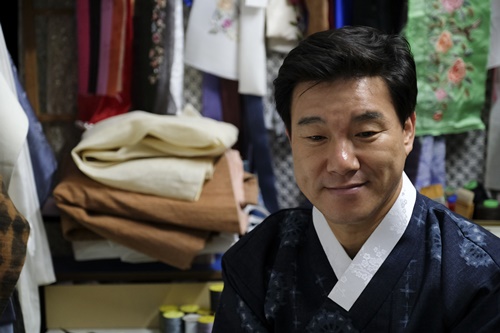[손의 기억, 침선의 기록⑤] “명창이자 한복디자이너…참 ‘한국적’이죠?”