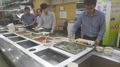 김영란법이 바꾼 풍경…여의도 식당 텅텅, 구내식당 줄만 만리장성
