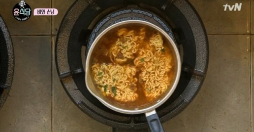 ‘윤식당’ 라면+튀김만두 신메뉴로 등장…외국인손님 푹 빠졌다