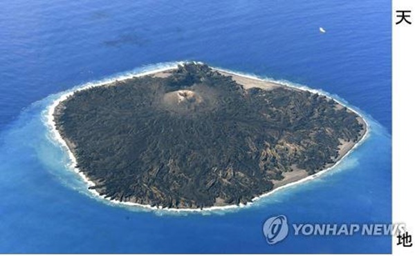 일본 섬 화산 분출…용암 흘러 지형까지 변화