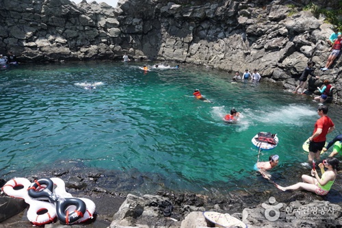 제주도의 숨겨진 피서 명소 황우지 해안