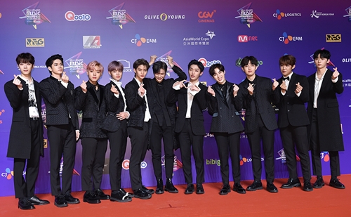워너원, 손하트 내 마음에 저~장 [포토]