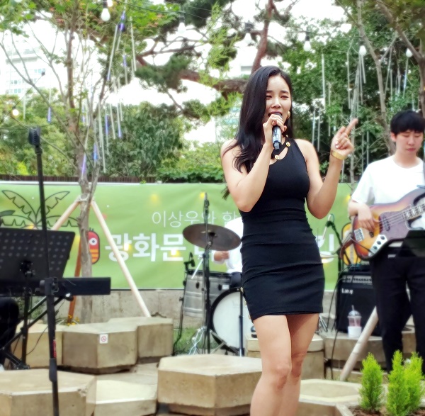 가수 조정민, 광화문 라이브 버스킹 성공적으로 마쳐