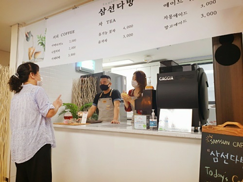 신예 트로트 가수 임다애, 어른들을 위한 재능기부 현장 공개