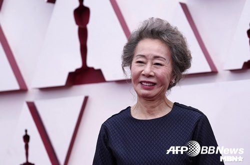 윤여정, 새 역사 썼다…韓 배우 최초 오스카 여우조연상 수상[93회 아카데미]