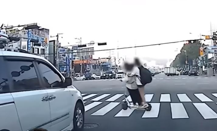(영상) 킥보드 한 대에 3명…무단 횡단하다 '쿵'