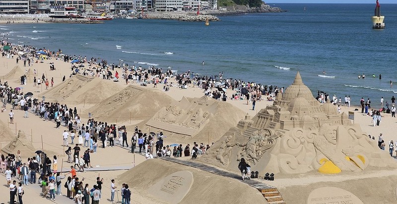 이른 더위에 문 연 해수욕장… 해운대·송정 부분 개장