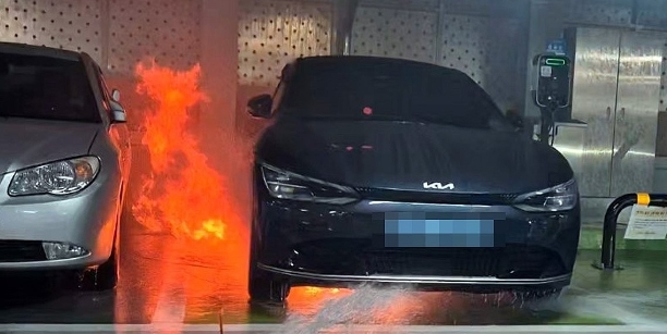 주차된 전기차서 또 불…경찰 배터리 문제로 추정