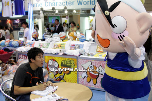 [포토][서울 캐릭터페어 2005] 저도 싸인해 주세요