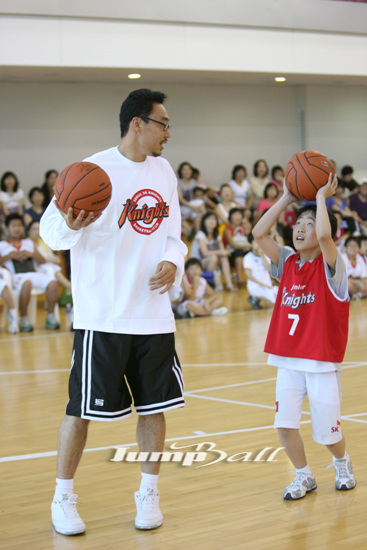 [KBL]김기만 선수가 슛을 지도하고 있다.