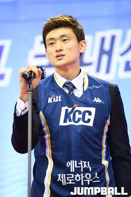 [JB포토] 중앙대 김국찬, 1라운드에 KCC에 지명