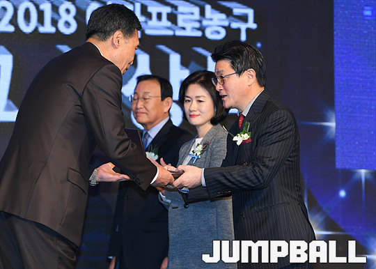 [JB포토] WKBL 공로상을 수상하는 수상자들