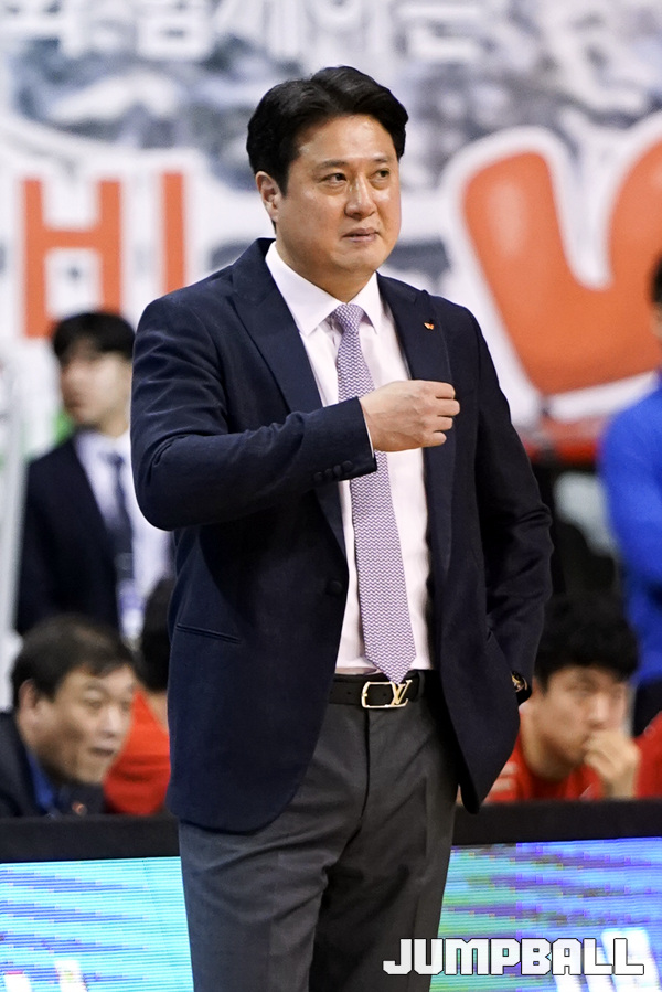 [벤치명암] 모비스 유재학 감독, “라건아, 슛 엄청 들어갔다”