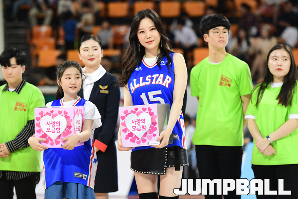 [JB포토] 희망팀 사랑의 모금함을 들고 있는 가수 신나라