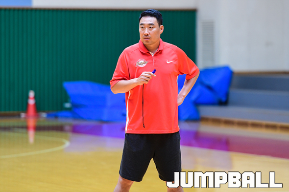 [JB포토] SK 김기만 코치 정확하게 하자