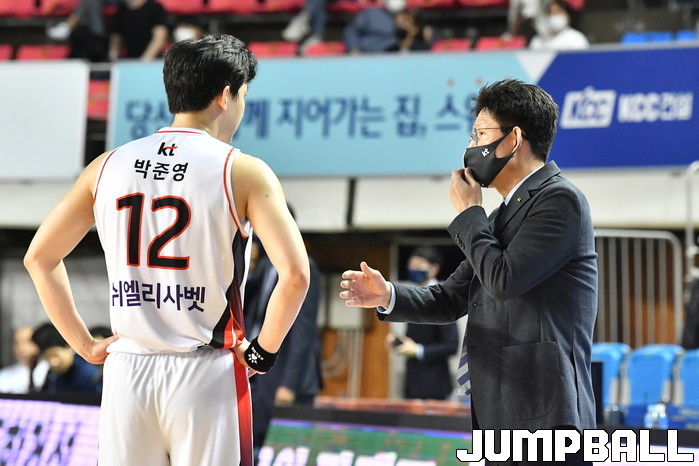 [JB포토] KT 서동철 감독 준영아 몸싸움 더 해보자