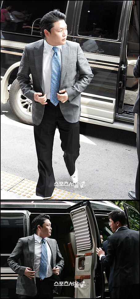 [포토]검찰 출두 전 양복 고쳐입는 싸이