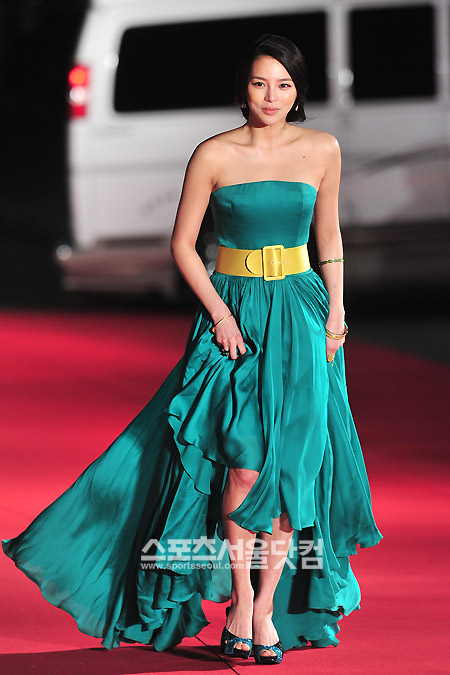 [45th 백상예술대상] 레드카펫 수놓은 빨주노초파남보 (드레스)