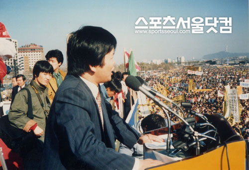 [비하인드스토리]아내, 운동권 남편 만나 고생…20년 만에 정상적 월급 줬다