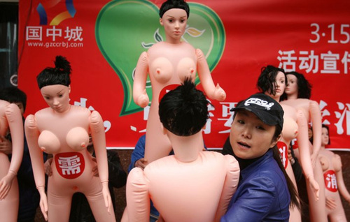 저질 성인용품 타파 中 공기인형 시위에 시민 냉담
