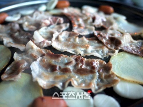[고기박사 최계경과 함께하는 육도락기행]부드럽고 깔끔한 대패삼겹살의 강자, 우야우야