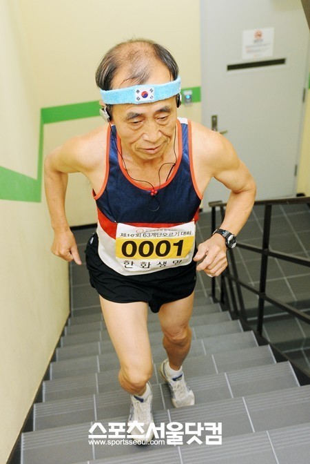 [SS포토]힘차게 63층 오르는 근육질 할아버지