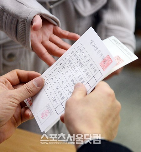 [SS포토]'투표용지, 빨리 주세요~'