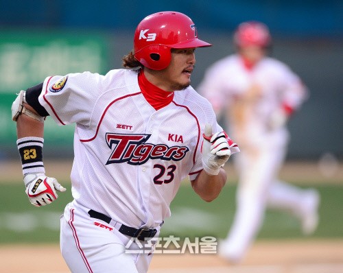 [SS포토]적시타 빅초이,1루로 달려